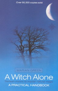 A witch alone por Marian Green