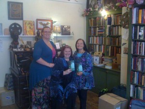 Morgana, Geraldine y Bali en Atlantis Bookshop
