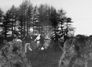 En un rito de mil años de antigüedad, las brujas bailan alrededor de la hoguera dentro del prehistórico círculo de piedras de Rollright que aún se mantiene en Oxfordshire. En el clímax del baile saltan sobre el fuego (abajo) para estimular el sol como fuerza de vida.
